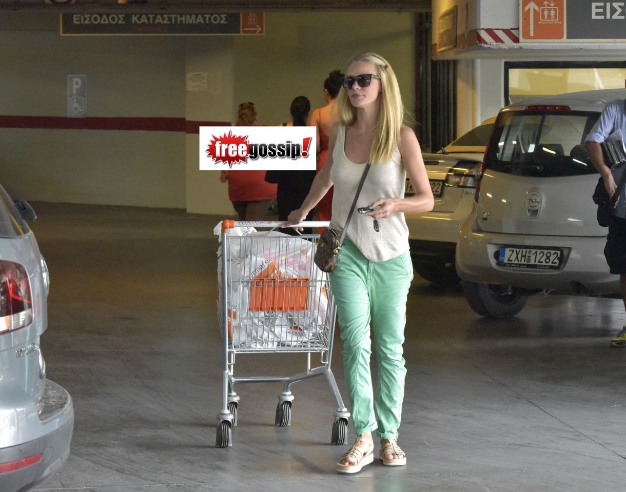 Η Ζέτα Μακρυπούλια στο σούπερ μάρκετ Ακόμα και το καροτσάκι το σέρνει με χάρη