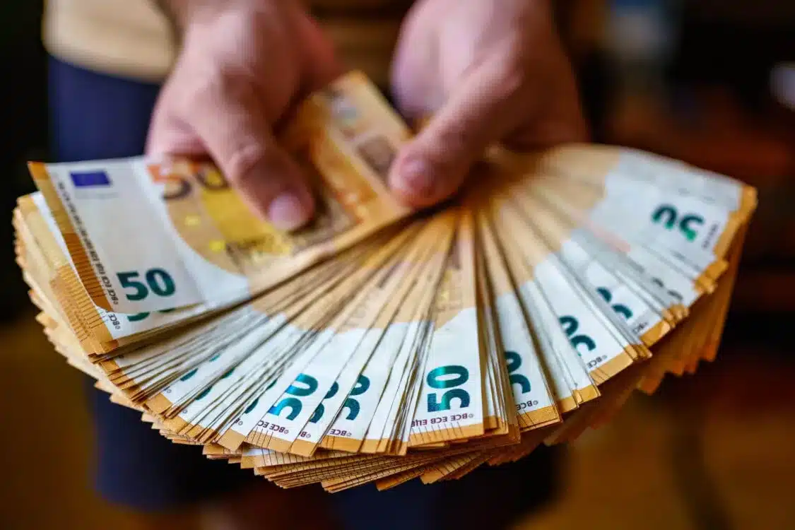 Ελάχιστο Εγγυημένο Εισόδημα: Τι αλλάζει στα κριτήρια – Αυξάνονται τα ποσά στο επίδομα
