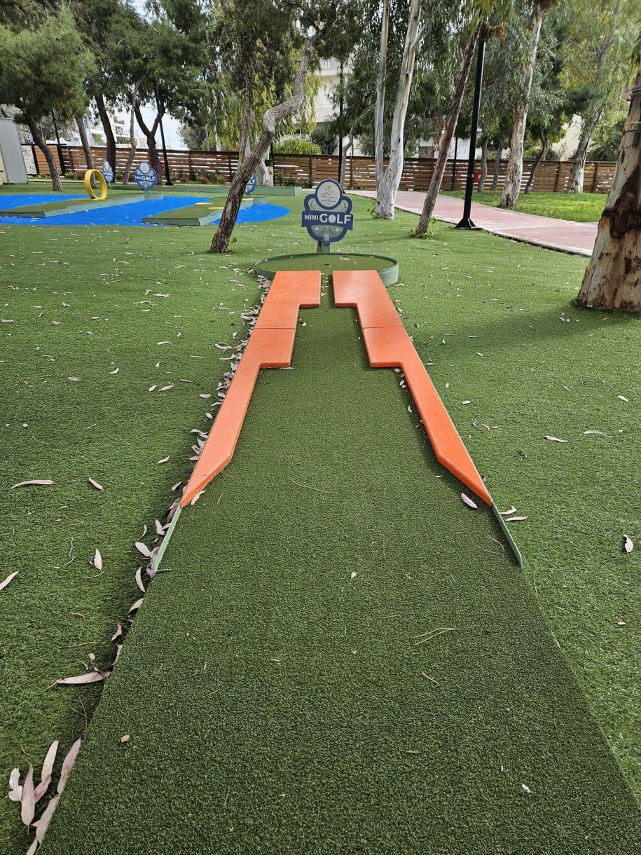 Mini golf στα νότια! Για…μίνι είναι τεράστιο!