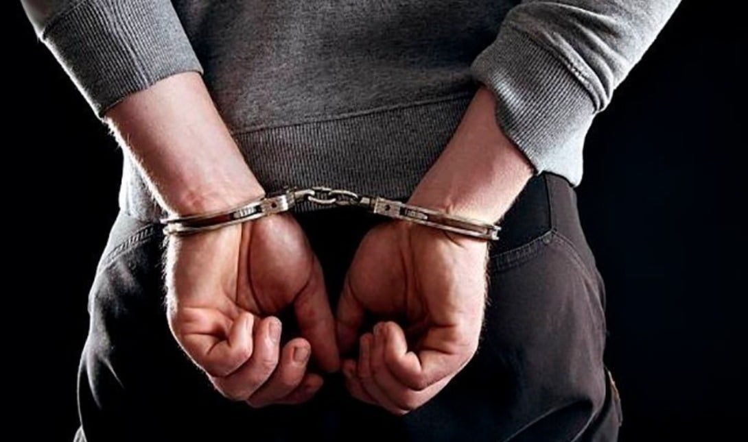 Ποιος ειναι ο Πασίγνωστος δικηγόρος που επιτέθηκε με μαχαίρι στην αδερφή του μέσα στο Ασκληπίειο Βούλας;