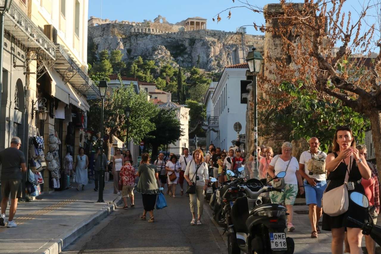 Πλάκα Guardian: Υπερτουρισμός και βραχυχρόνιες μισθώσεις πνίγουν τη «γειτονιά των θεών»
