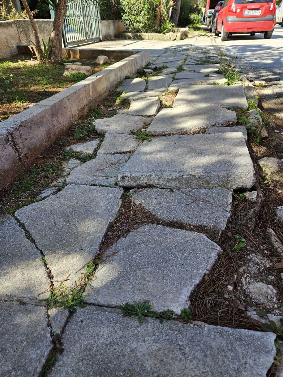 Γλυφάδα τώρα: Το παιχνίδι της επιβίωσης στο πεζοδρόμιο