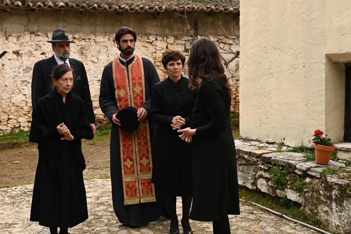 Απόψε, η Χλόη δεν μπορεί να δεχθεί το θάνατο του παιδιού της και «τα βάζει» με τον Θεό