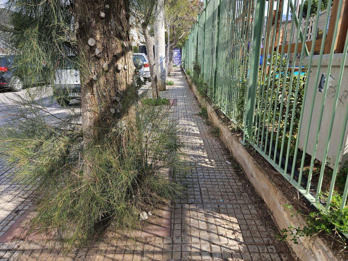 Δρόμοι – πεζοδρόμια 2025: Στενό, αλλά μ’ αρέσει