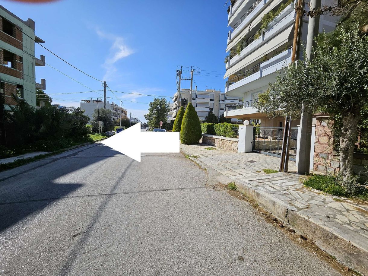 Δρόμοι κακοτεχνίες: Έτσι σε αναγκάζουν να μην περπατάς στα πεζοδρόμια τα οποία πληρώνεις…