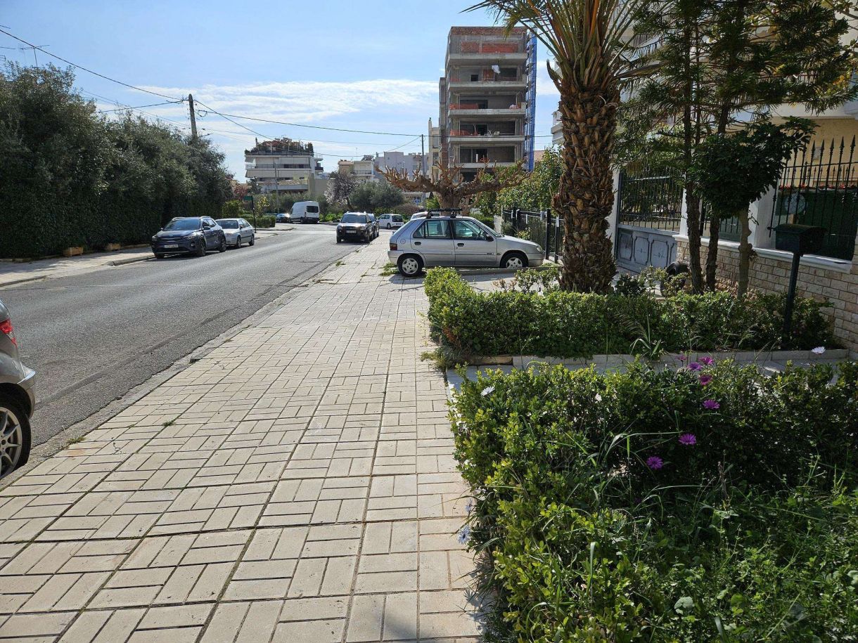 Νότια προάστια δρόμοι πεζοδρόμια! Και στο βάθος ο έξυπνος
