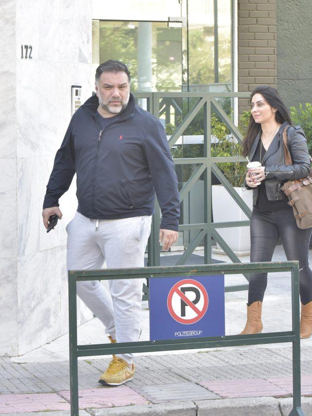 cropped Γρηγόρης Αρναούτογλου Νάνσυ Αντωνίου Με τζιν μπότα καφέ στο χέρι και χαμόγελο 1