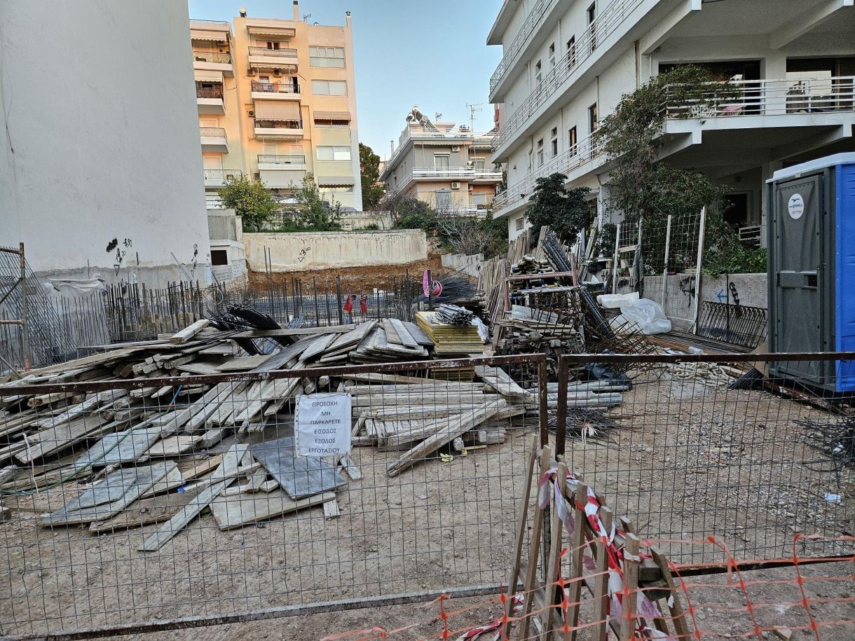 Άνω Γλυφάδα σπίτια! Μπάζα, ξύλα, σίδερα και τουαλέτες. γεμάτα τα στενά…
