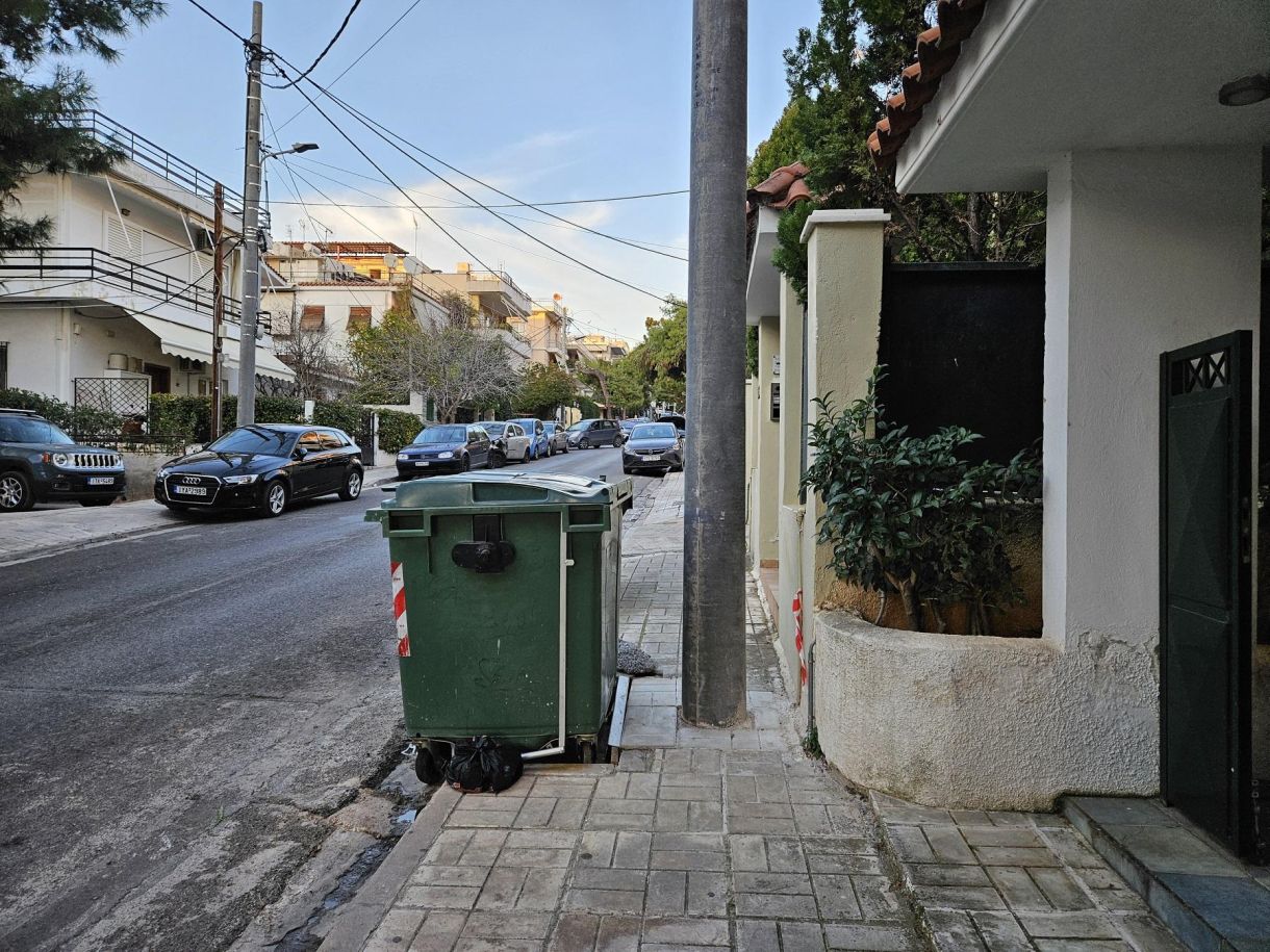 Γλυφάδα Τερψιθέα, δρόμοι πεζοδρόμια! Η κολώνα στη μέση ο κάδος, άντε να περάσεις