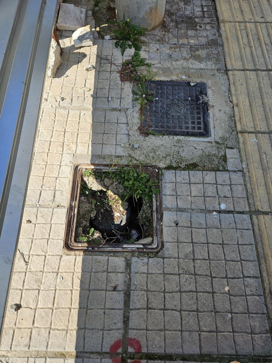 Γλυφάδα! Τρύπα για να …εξαφανίζεσαι. Μην κάνεις το λάθος και δεν κοιτάς κάτω…