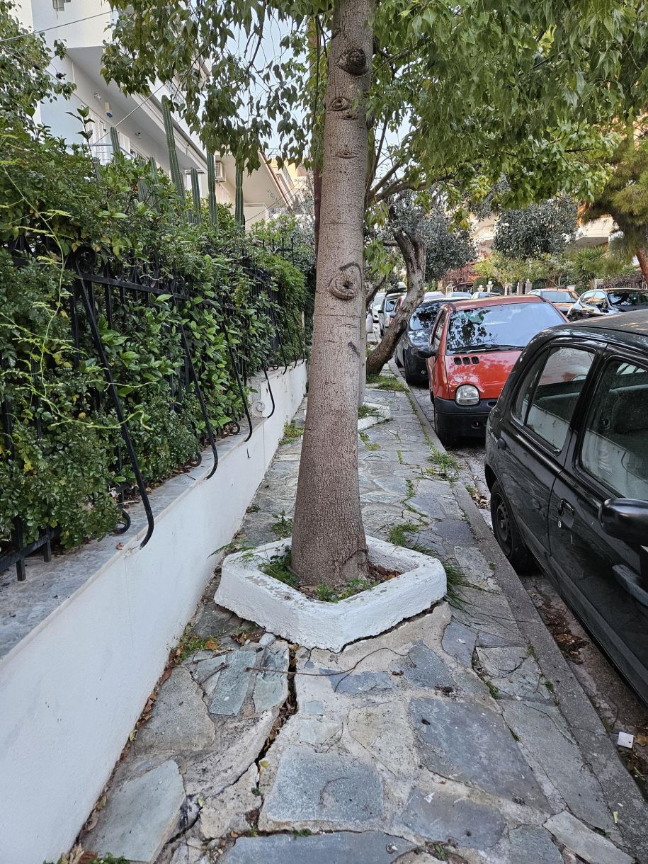 Γλυφάδα πεζοδόμια Απογορεύεται η πρόσβαση στο όνομα του.πράσινου