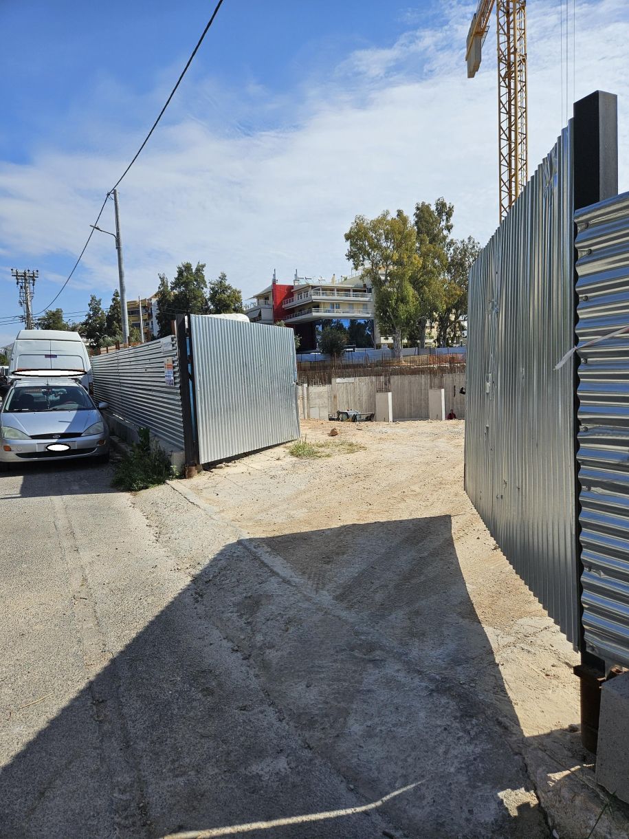 Γλυφάδα σήμερα Η είσοδος του εργοταξίου του ειδικού σχολείου 1