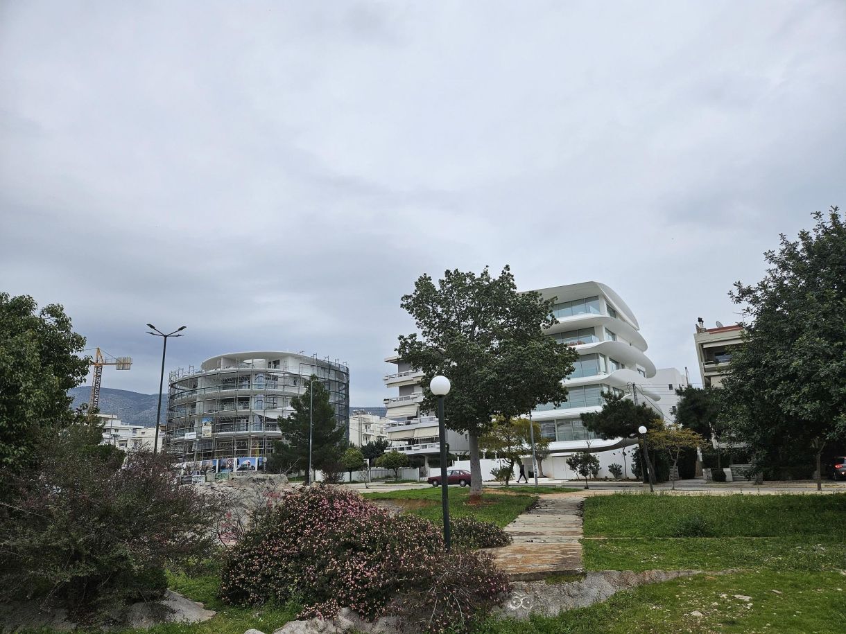 Νότια Γλυφάδα Πολυκατοικίες αριστουργήματα απέναντι από το δημαρχείο 3