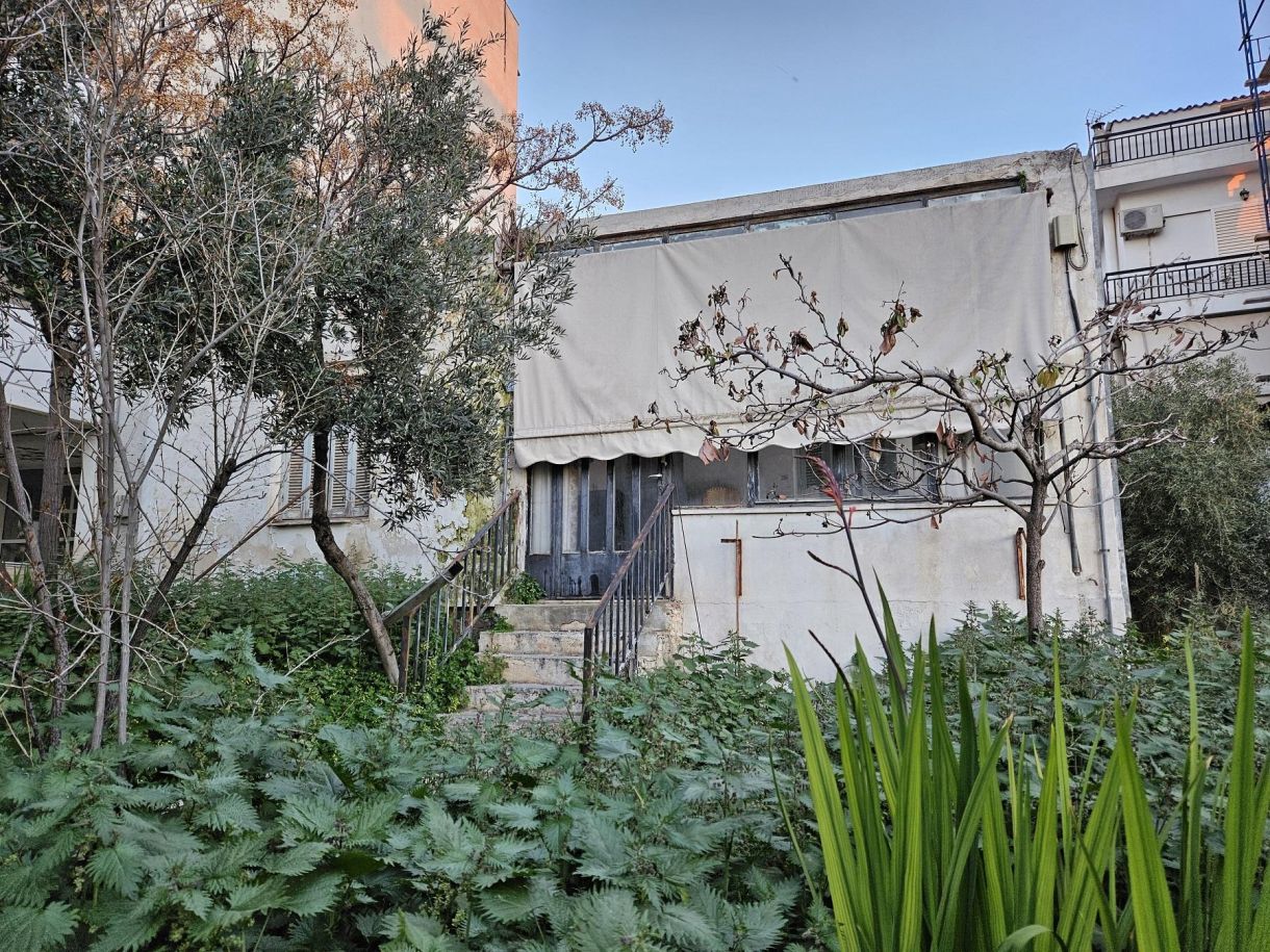 Φθηνά σπίτια νότια προάστια! Ο κήπος το δείχνει παρατημένο, αλλά η τέντα…