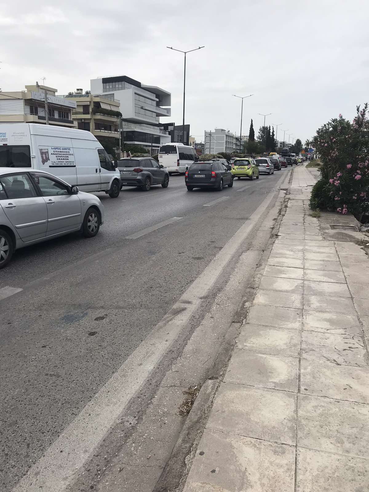 Κίνηση στους δρόμους τώρα!  Ώρα 16.34! Χιλιόμετρα μποτιλιαρίσματος στην Βουλιαγμένης