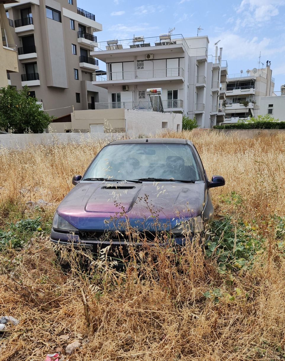 Ατομικοί τάφοι αυτοκινήτων σε σύγχρονα οικόπεδα στην Γλυφάδα