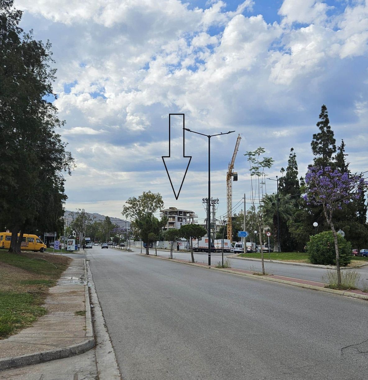 Γλυφάδα διαμερίσματα! Και κει που έβλεπες Υμηττό, τώρα; Κοίτα μεσ στη μέση τι ωραία που υψώνεται…
