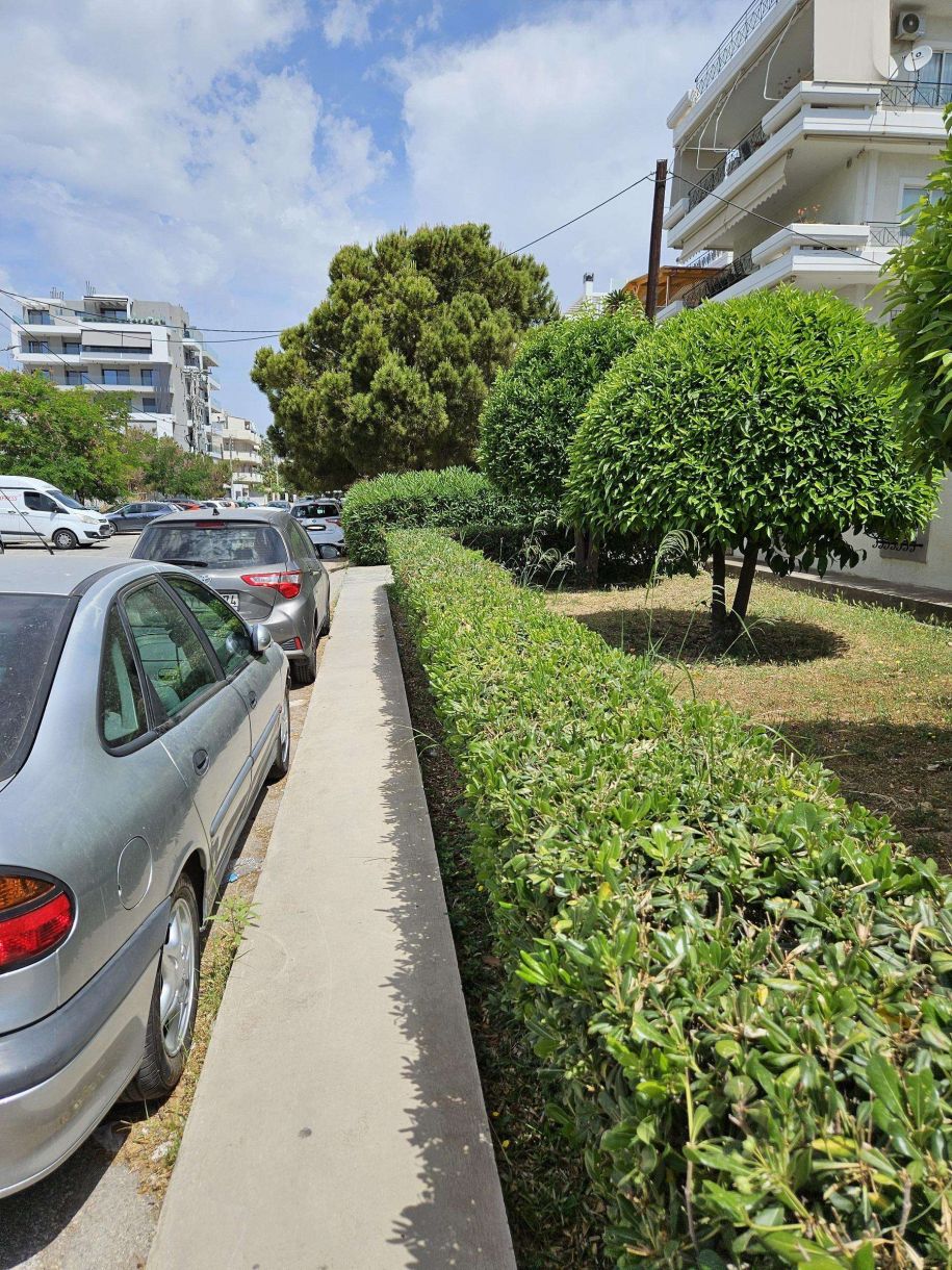 Γλυφάδα δρόμοι πεζοδρόμια! Περπατάς και…ΚΟΥΤΟΥΛΑΣ!…ΣΕ ΑΥΤΟΣΧΕΔΙΟΥΣ τοίχους