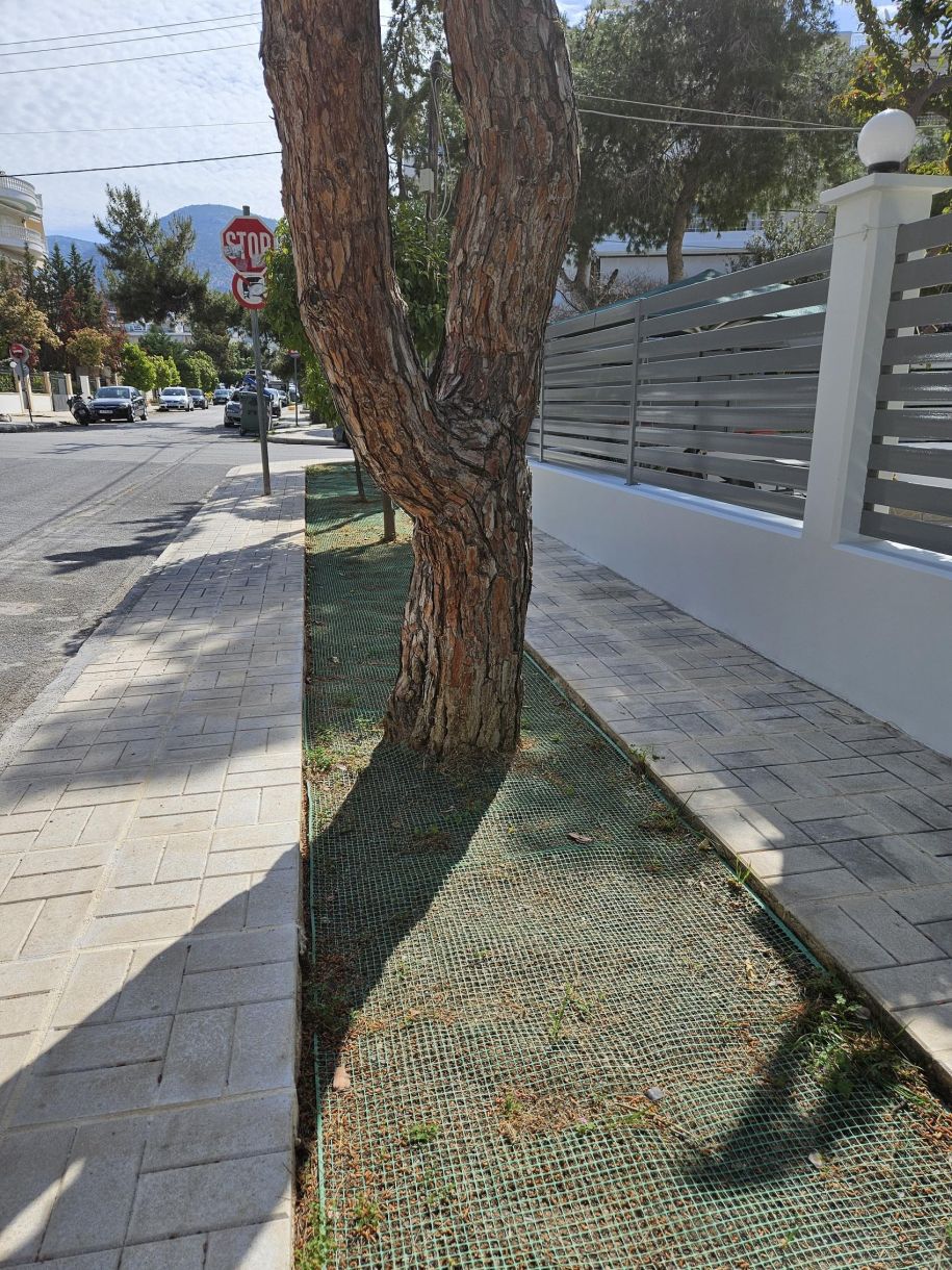 Γλυφάδα σήμερα! Τα πεζοδρόμια ΣΤΟΛΙΔΙΑ είναι εδώ! Η αλήθεια να φαίνεται!