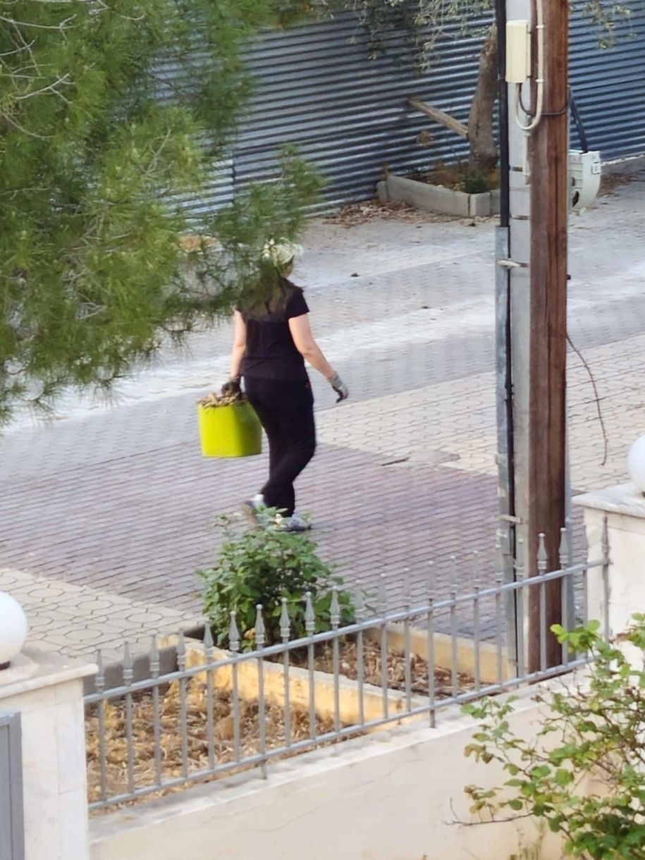 Δήμοι – Γλυφάδα! Πολίτης με την σκούπα του και το φαράσι του καθαρίζει τον δρόμο…