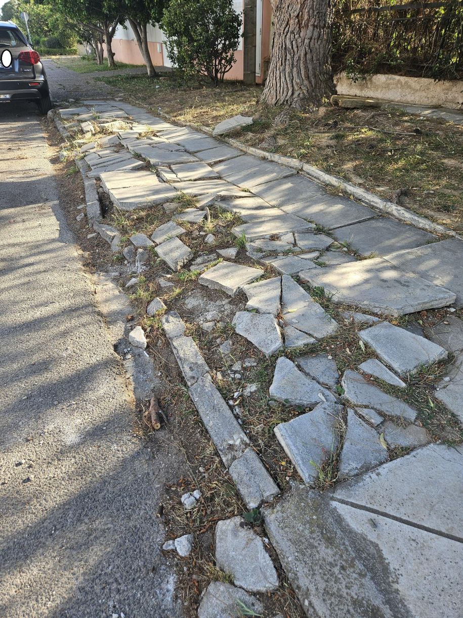 Νότια- Γλυφάδα σήμερα! Διαλυμένα πλακάκια, σπασμένα πεζοδρόμια! (Βίντεο)