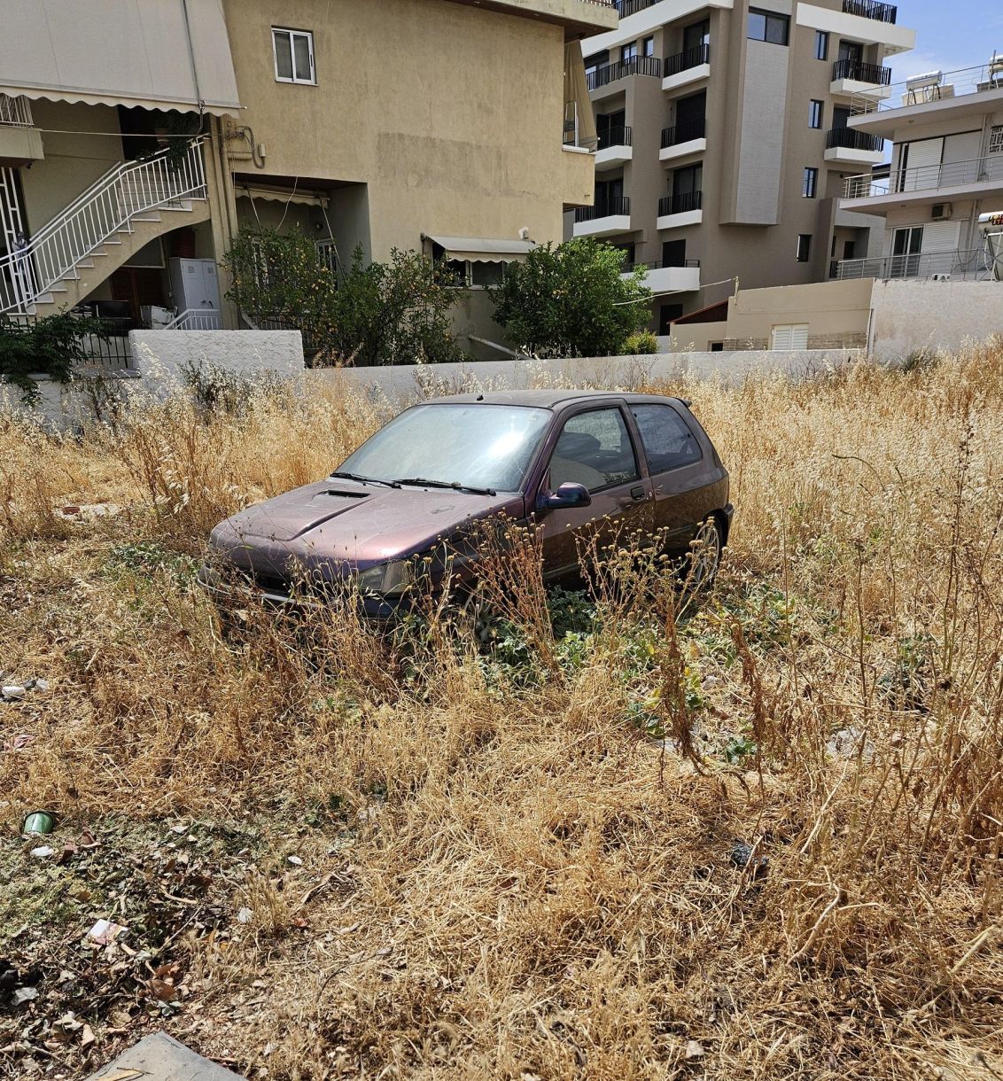 Νότια προάστια Πεταμένο αυτοκίνητο σε πανάκριβο οικόπεδο