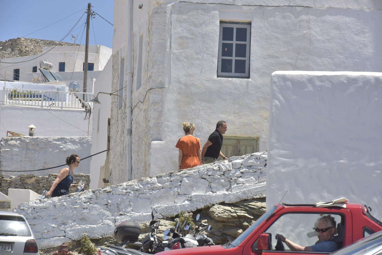 Αμοργός! Νίκος Αλιάγας! η σύζυγος του τον παρατηρεί να επιστρέφει βιαστικά στο συνεργείο…